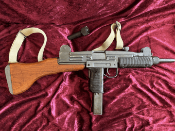 UZI with wooden stock and adapter for practice ammunition in EU DECO