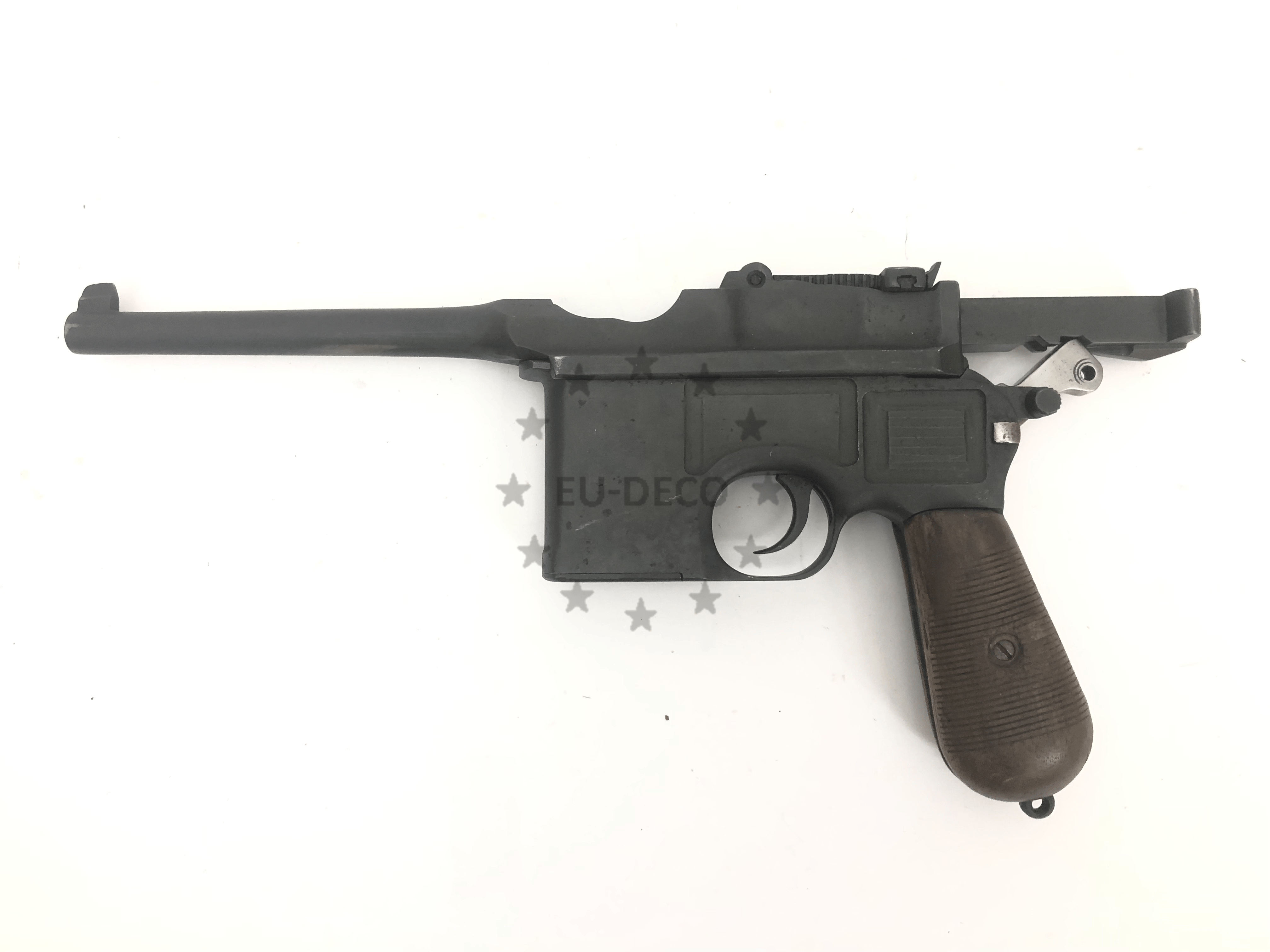 Una delle prime pistole Mauser C69. Disattivata ordinatamente con parti mobili.