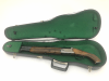 Doppelläufige abgesägte Schrotflinte / Kutschengewehr im Geigenkasten.