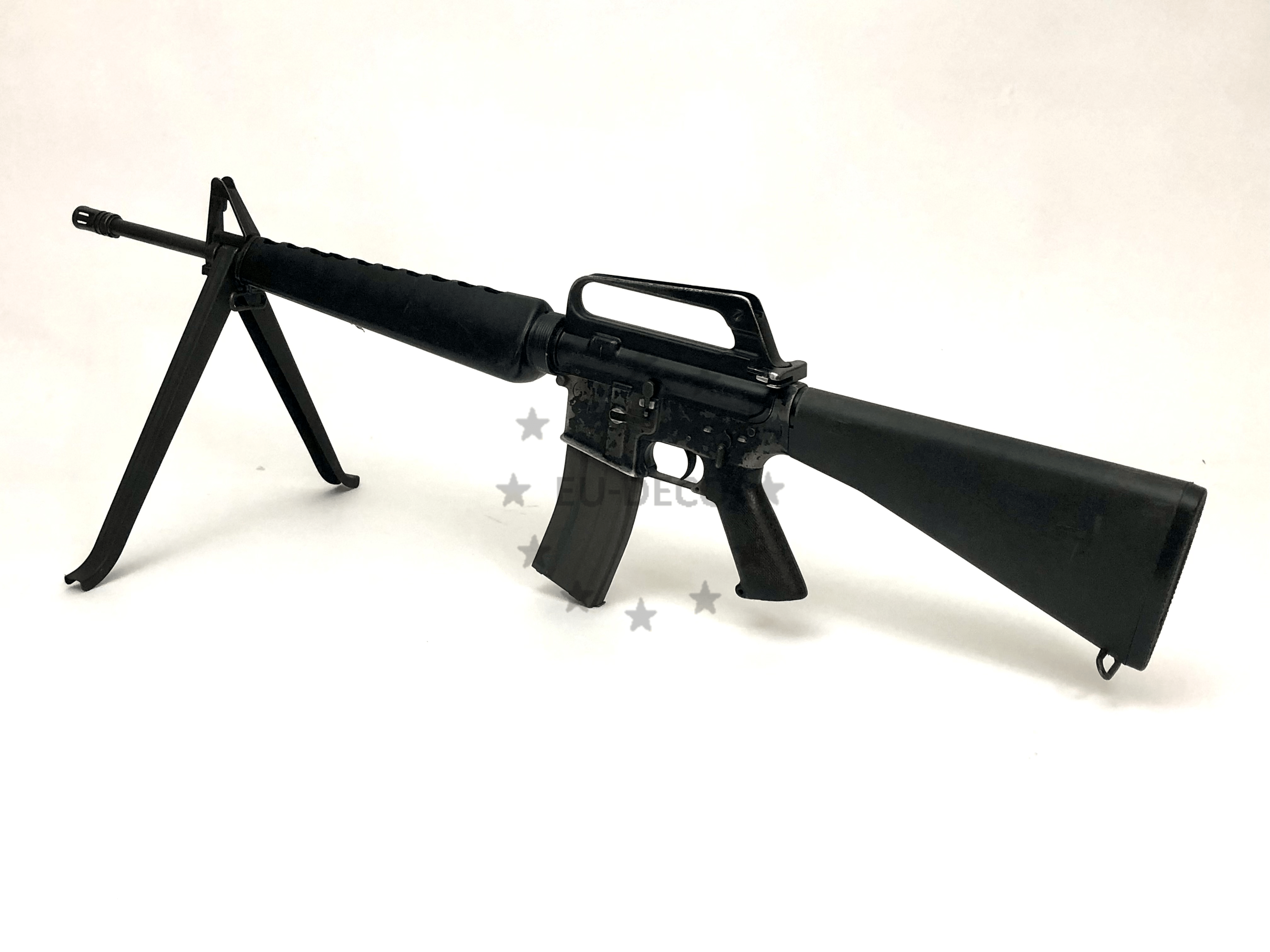 Colt M16 A1, según las normas DECO de la UE, fusil de asalto militar estadounidense desactivado. Completo con bípode desmontable y certificado.