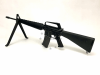 Colt M16 A1, según las normas DECO de la UE, fusil de asalto militar estadounidense desactivado. Completo con bípode desmontable y certificado.