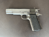 Pistola .45 ACP 1911 A1 con carrello, cane e grilletto mobili.