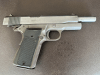 Pistola .45 ACP 1911 A1 con carrello, cane e grilletto mobili.