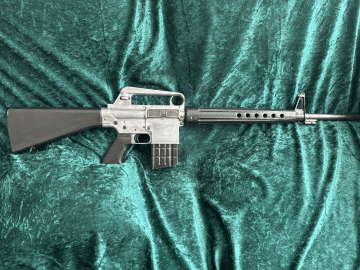 Een van de slechts 2500 in Nederland geproduceerde AR10 geweren voor Soedan in EU DECO.