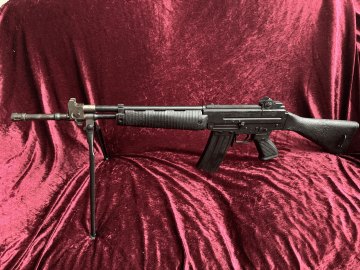 Carabina de assalto Beretta AR70/223 totalmente automática com suporte de arma em EU DECO.