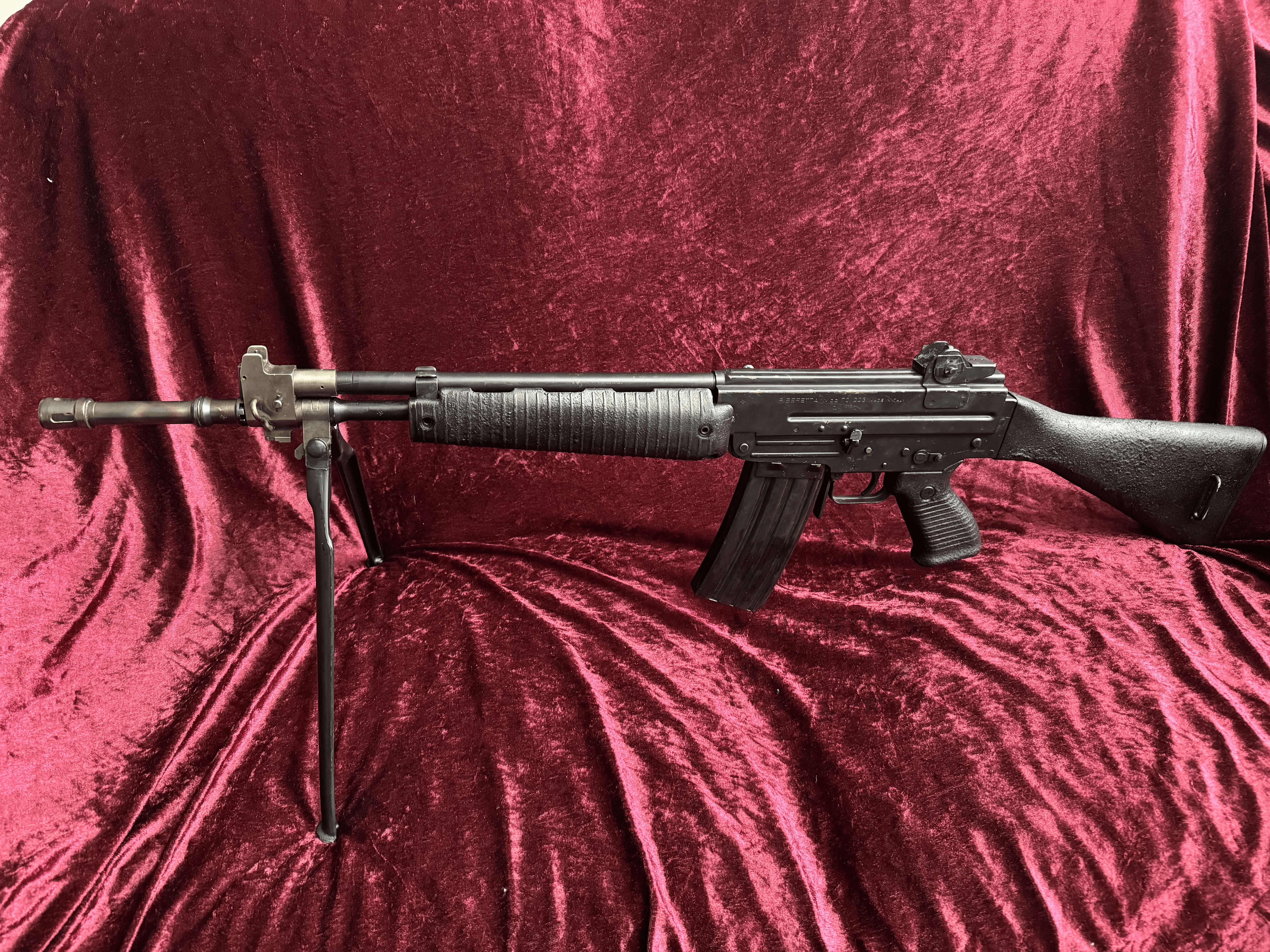 Carabina de assalto Beretta AR70/223 totalmente automática com suporte de arma em EU DECO.
