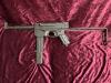 Pistolet mitrailleur MAT 49 non monté, conforme aux directives DECO de l'UE. Un seul exemplaire disponible.