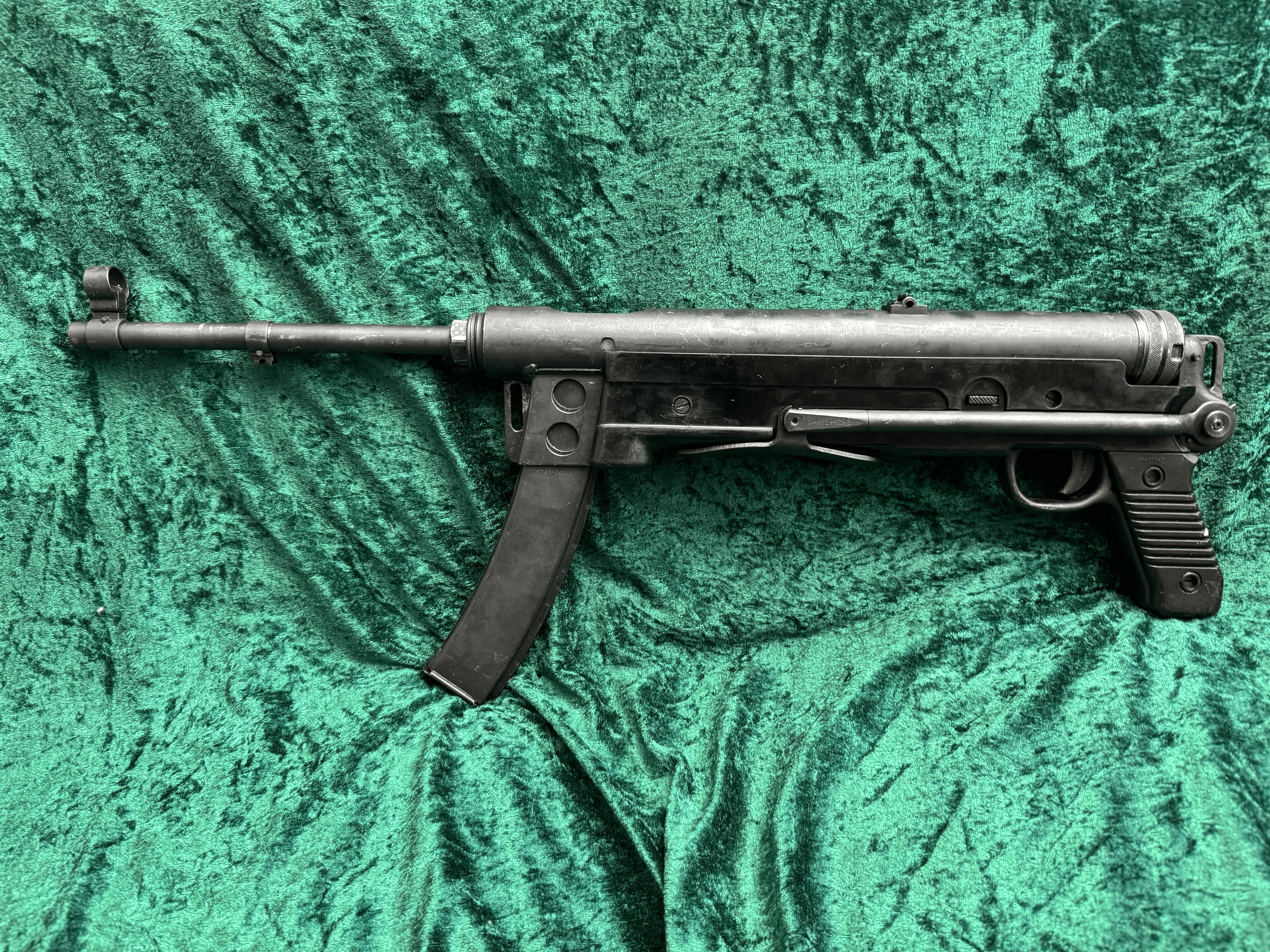 Submetralhadora M56 em estilo UE DECO. Uma cópia da MP40?