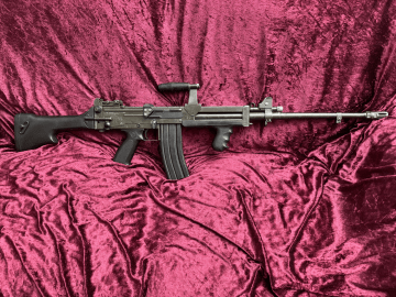 Ultimax Mark II em UE DECO. Uma metralhadora única, sem recuo, fornecida como EU DECO.