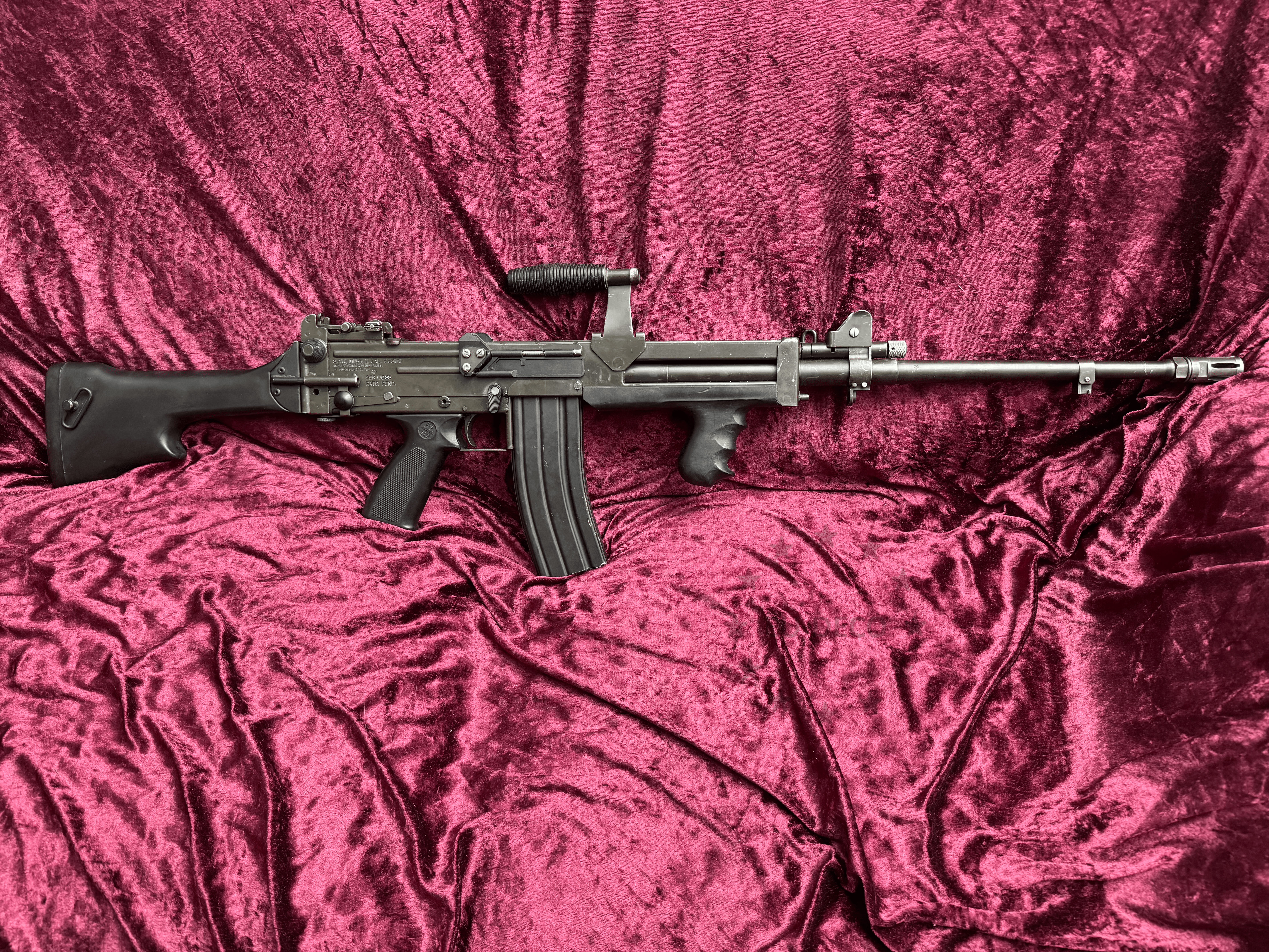 Ultimax Mark II in EU DECO. Ein einzigartiges Maschinengewehr ohne Rückstoß, geliefert als EU DECO.