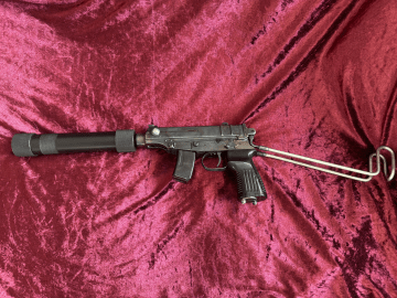 Pistolet mitrailleur Skorpion VZ 61 avec réplique de silencieux et poignée en plastique en EU DECO