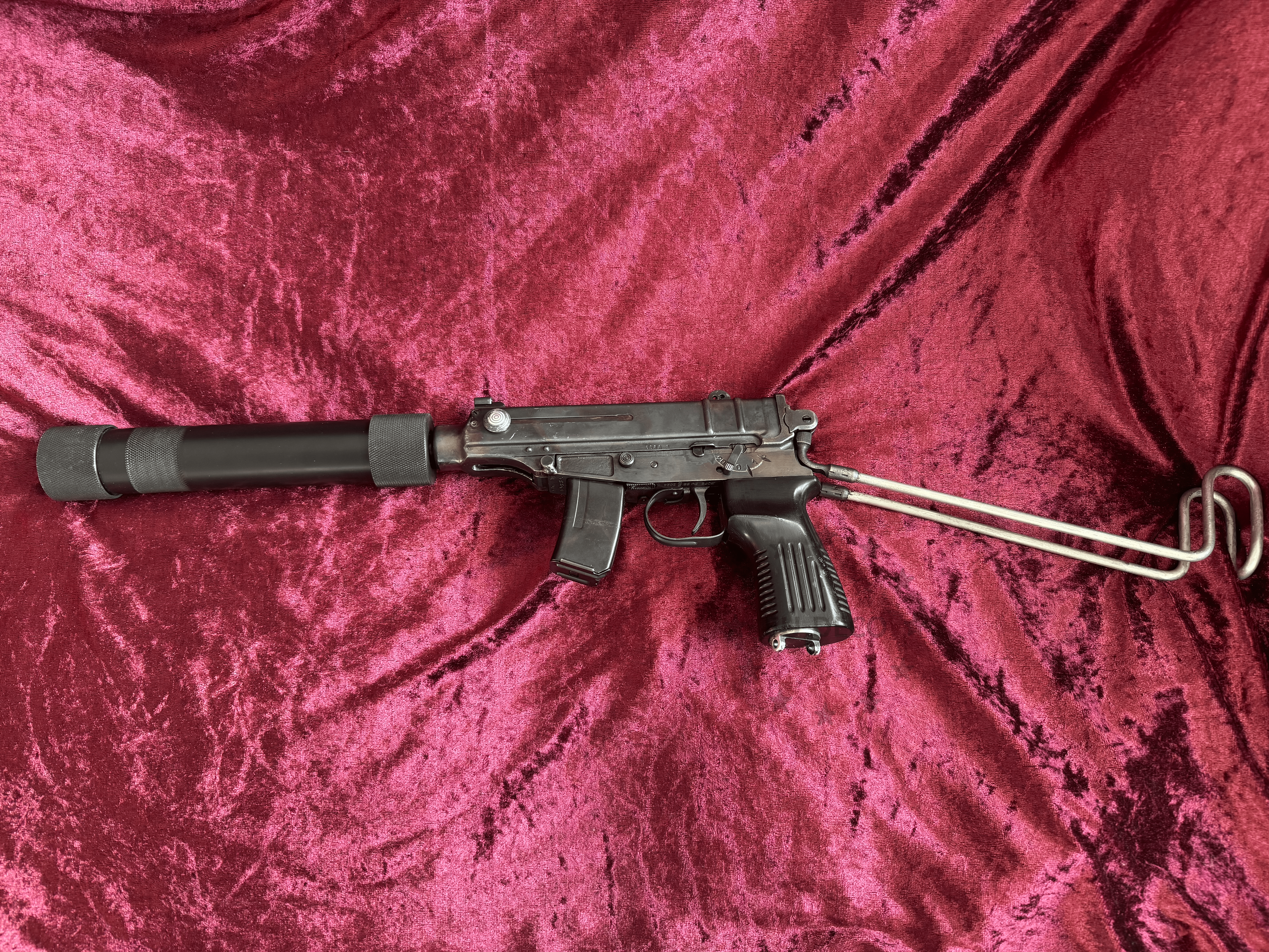 Pistolet mitrailleur Skorpion VZ 61 avec réplique de silencieux et poignée en plastique en EU DECO