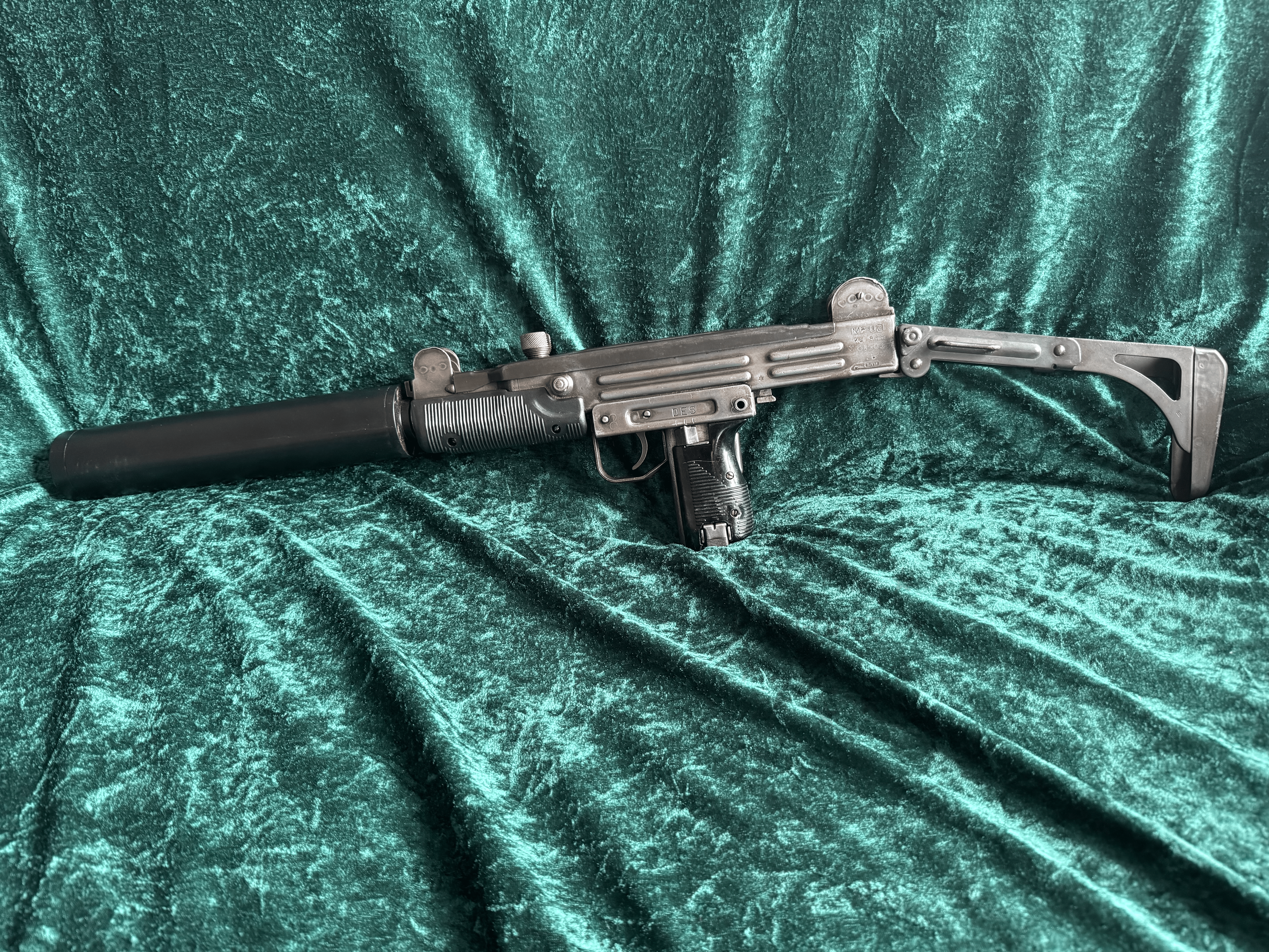 Uzi con silenziatore e calcio pieghevole in EU DECO